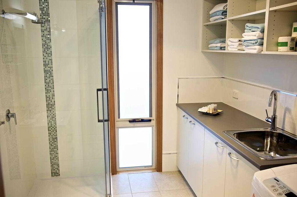 Penguin Beachfront Apartments Екстер'єр фото