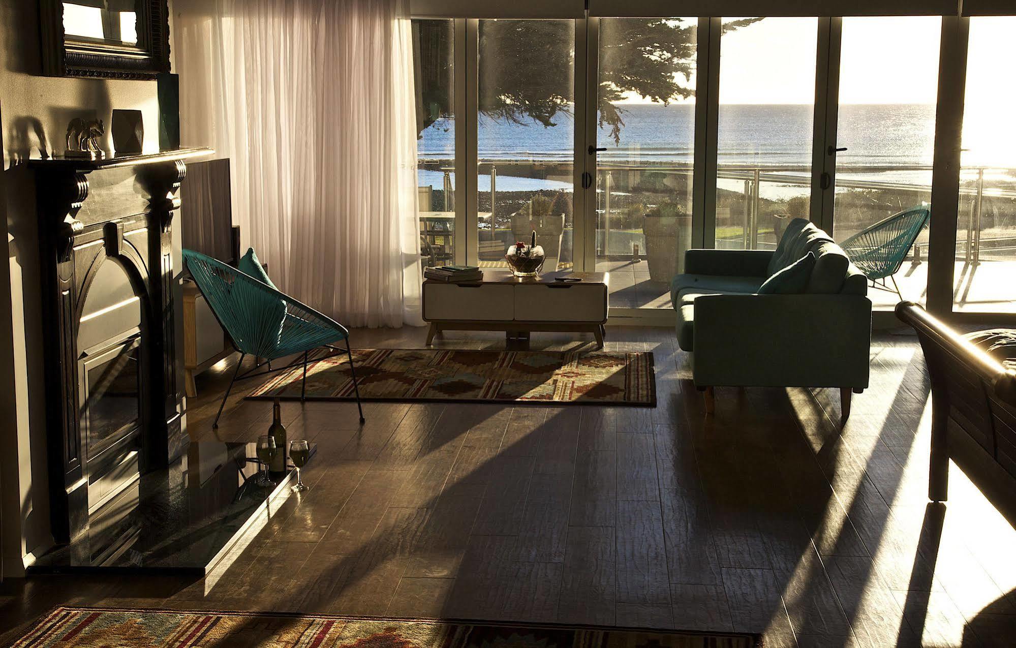 Penguin Beachfront Apartments Екстер'єр фото