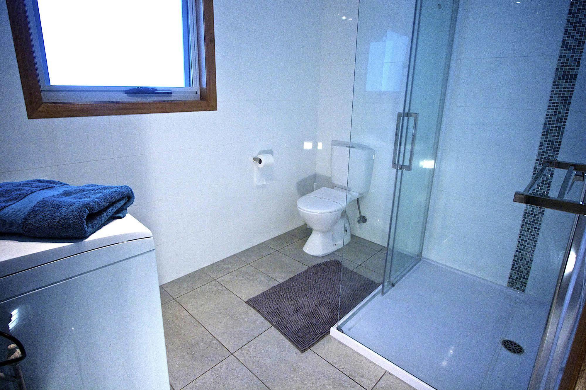 Penguin Beachfront Apartments Екстер'єр фото