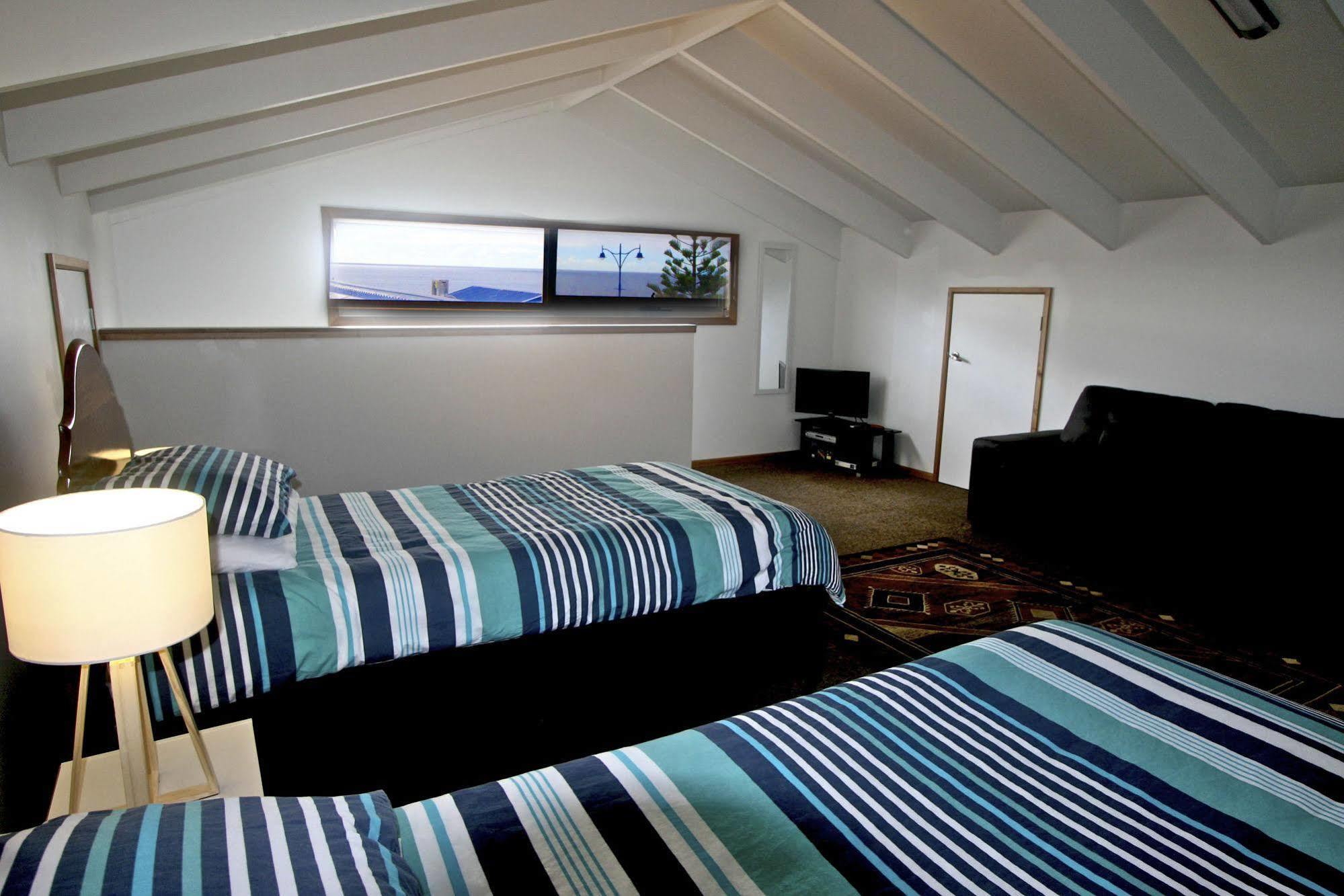 Penguin Beachfront Apartments Екстер'єр фото
