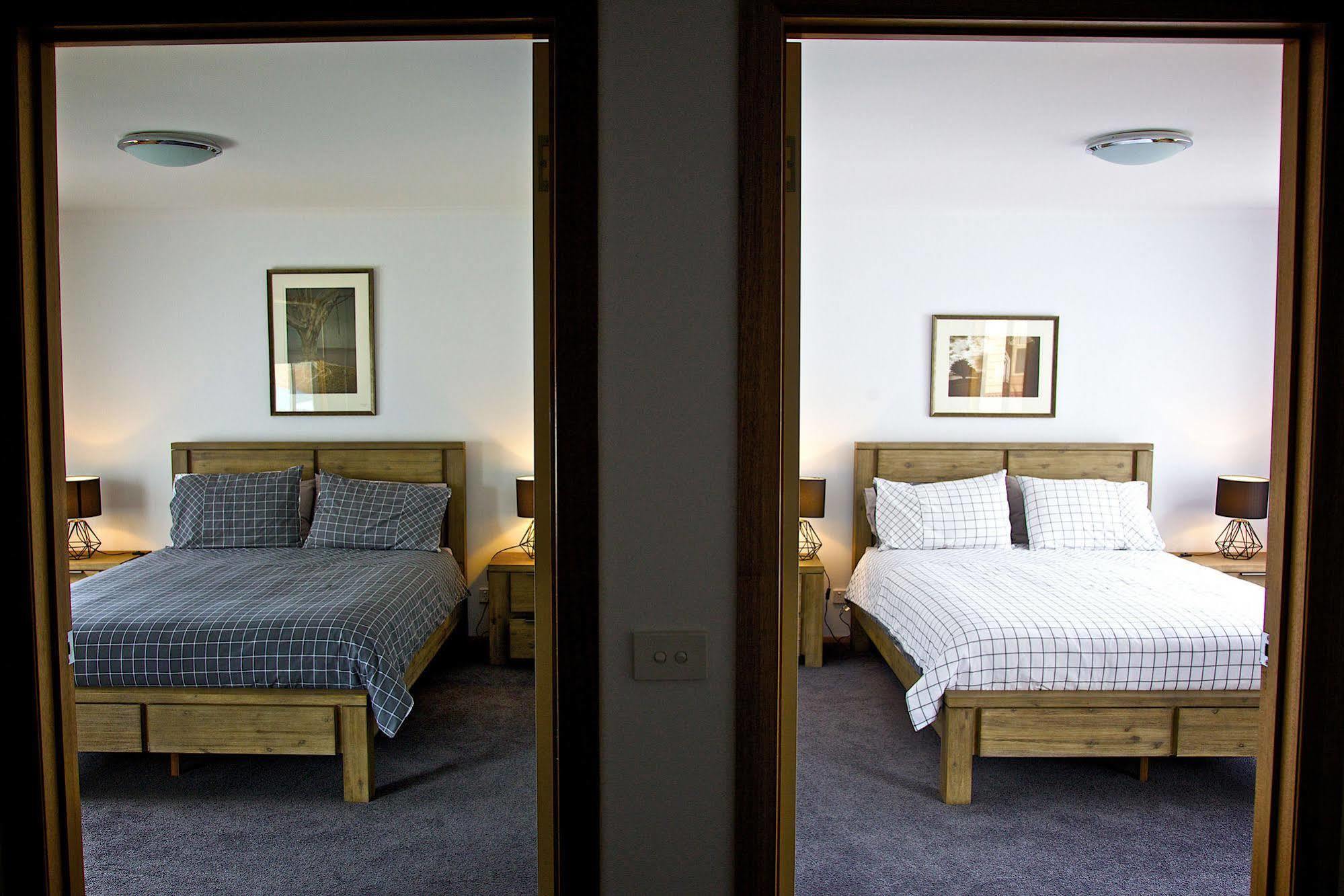 Penguin Beachfront Apartments Екстер'єр фото