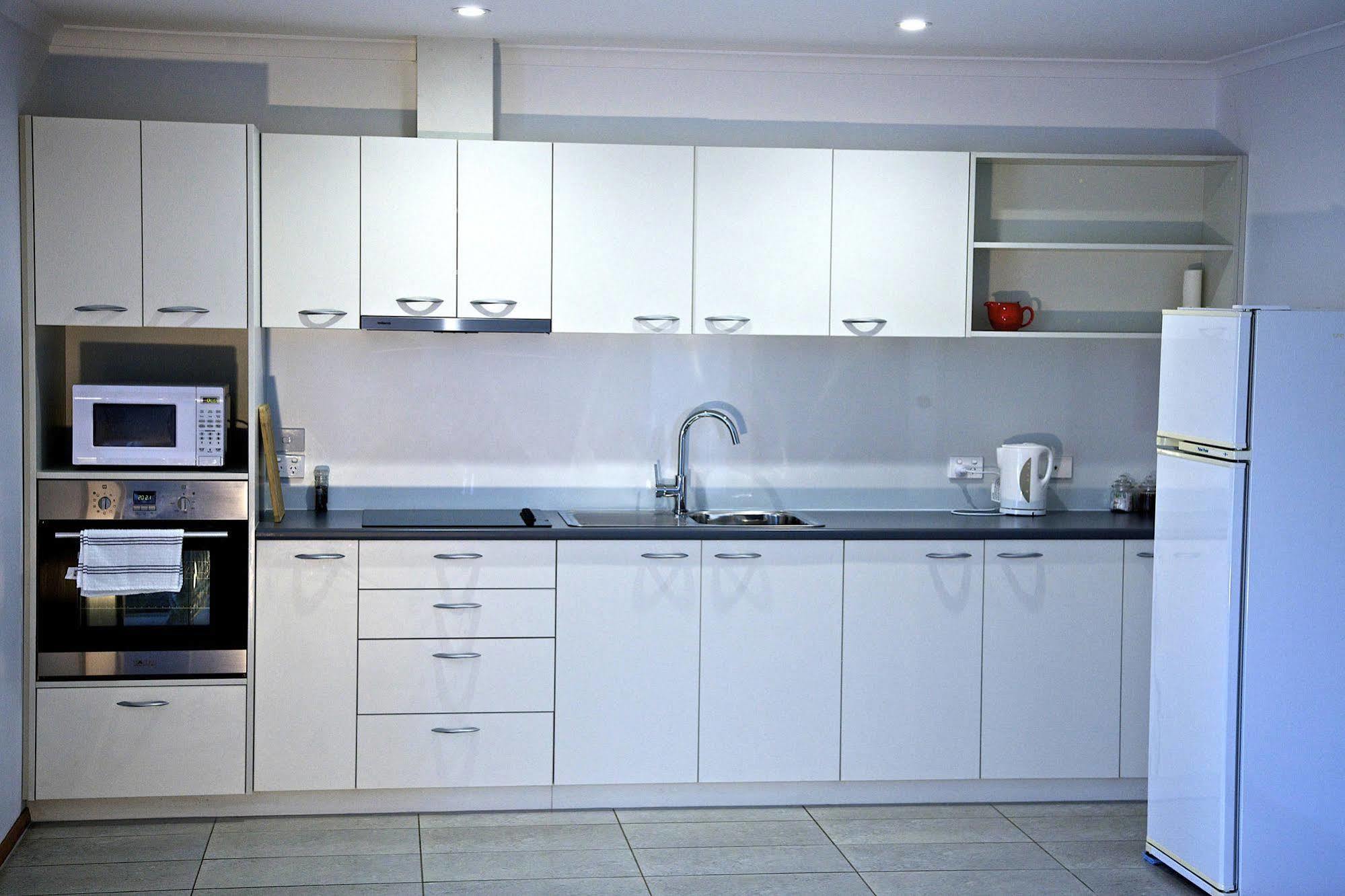 Penguin Beachfront Apartments Екстер'єр фото