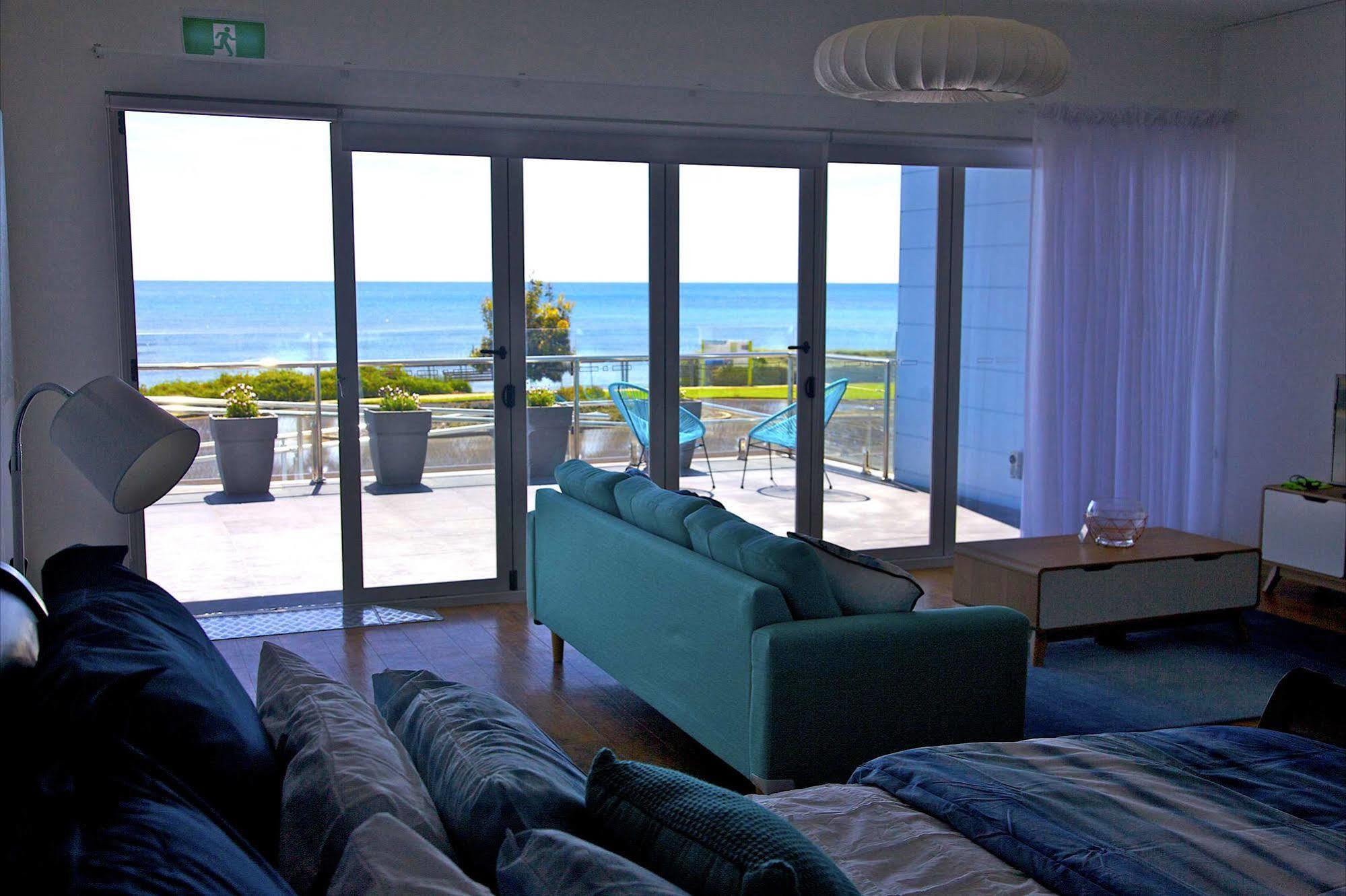 Penguin Beachfront Apartments Екстер'єр фото